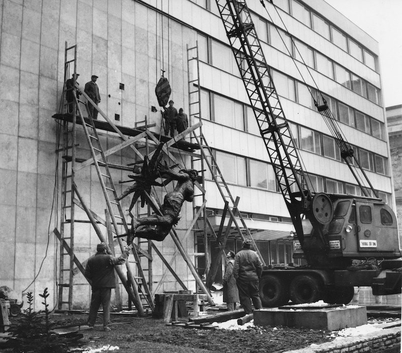 41. Somogyi József bronz reliefjének felhelyezése,  1969, RTV Újság  Fortepan